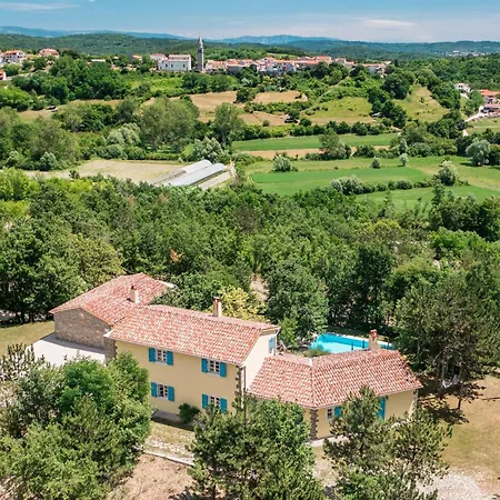 In Pazin With Outdoor Swimming Pool Dom wakacyjny