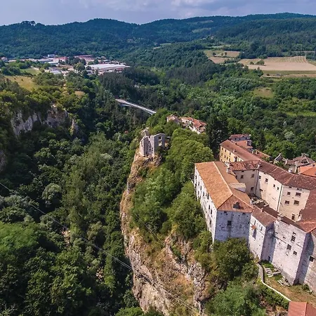 6 Bedroom Cozy In Pazin